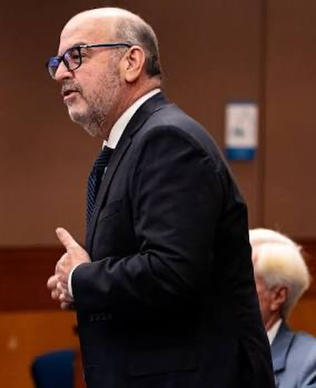 Douglas Weinstein standing in profile while addressing the court